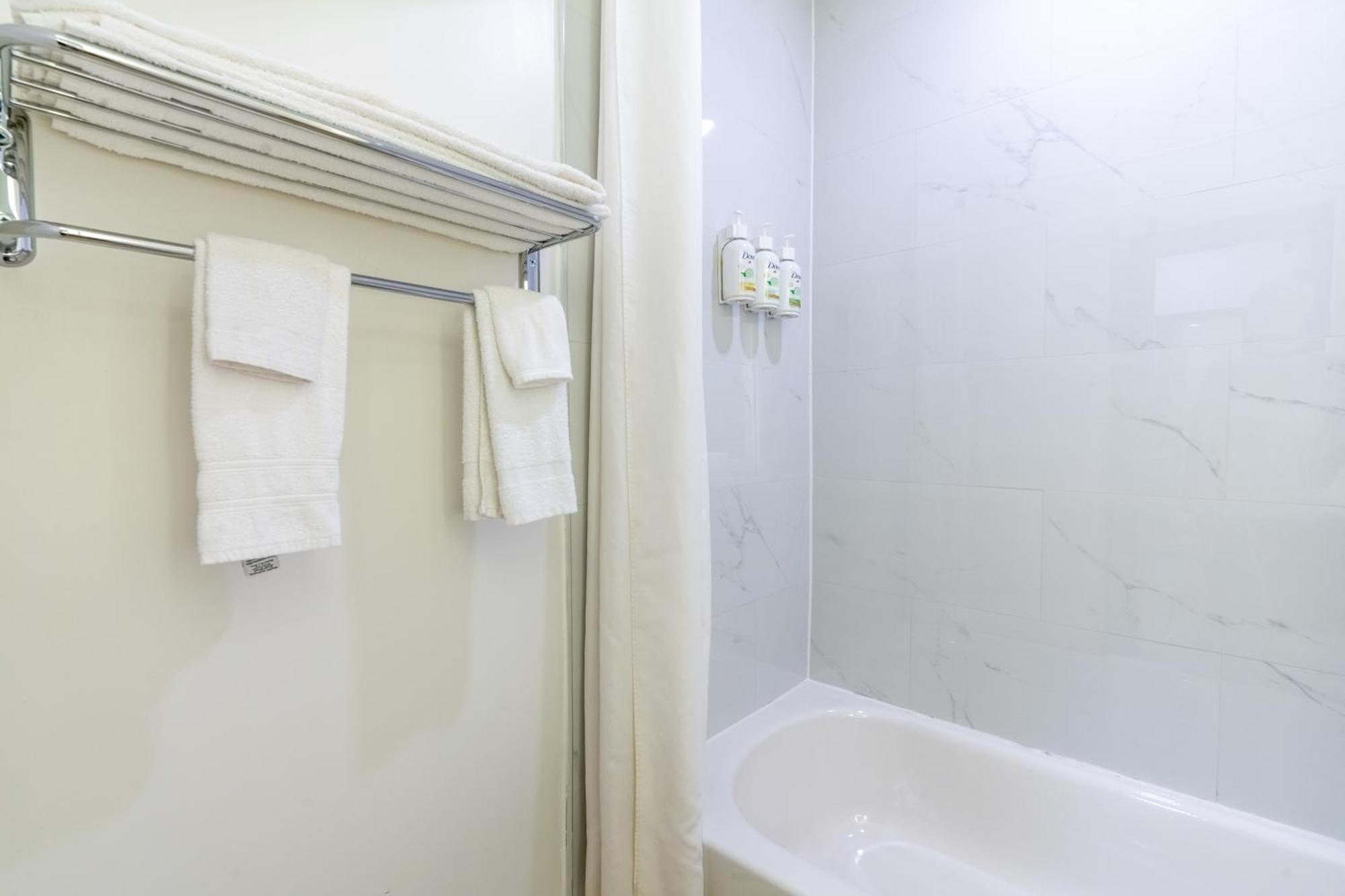 Ramada By Wyndham Kingston Motel Dış mekan fotoğraf